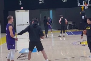 雷迪克训练时指导肯纳德，季后赛需要你化身巨头啊！😂