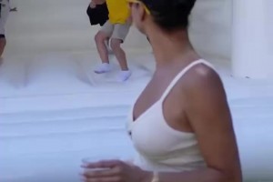 暖心大男孩！训练之余在家带娃的格林，奶爸上线🤣